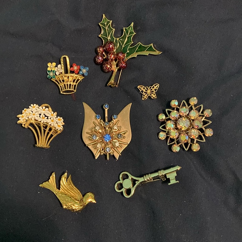 Brooches - lot of 8